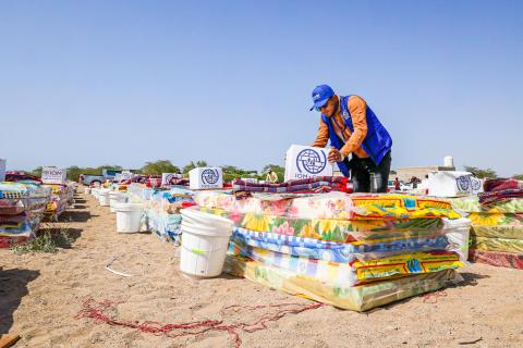 IOM’s shelter team distributes relief items to households displaced on Yemen’s west coast. © IOM 2022/ Majed Mohammed