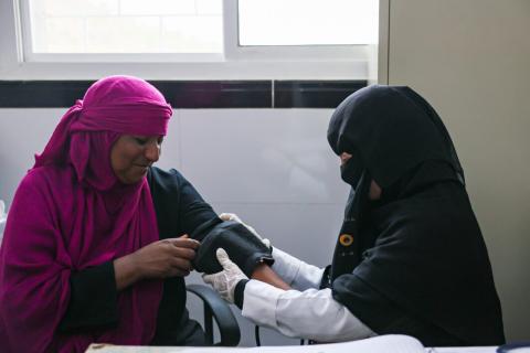 IOM’s health team provide primary health care services in Wadi Arafa Health center to displaced communities on Yemen’s in south Taiz. 