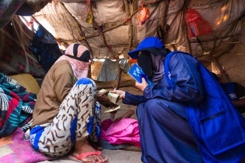 A displaced woman receives cash assistance on the west coast of Yemen. © IOM 2022/ Rami Ibrahim 