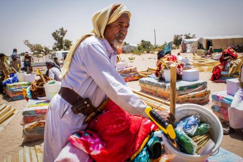 A newly displaced man receives essential household items in Marib. © IOM 2021 