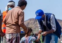 An IOM staff member distributes hygiene materials to a displaced family on Yemen’s west coast.